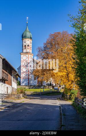 Visualizza il vauf la Chiesa di Aidling nel mese di ottobre, Aidling, Murnau, Baviera, Germania, Europa Foto Stock