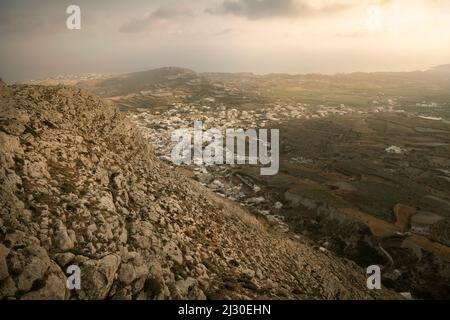 Vista dal Monte Profitis Ilias al villaggio di Emporio, Santorini, Santorini, Cicladi, Mar Egeo, Mar Mediterraneo, Grecia, Europa Foto Stock