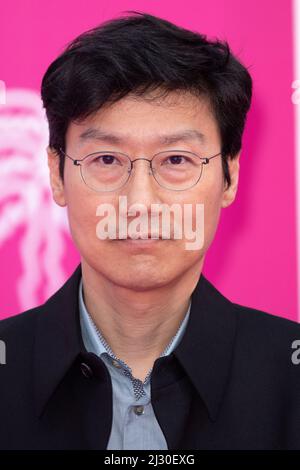 Hwang Dong-hyuk partecipa al tappeto rosa durante il Festival delle Canneseries del 5th, il 04 aprile 2022 a Cannes, Francia. Foto di David Niviere/ABACAPRESS.COM Foto Stock