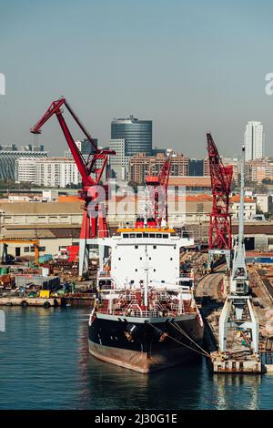 Vista di una nave ancorata in un porto industriale di carico. Foto Stock