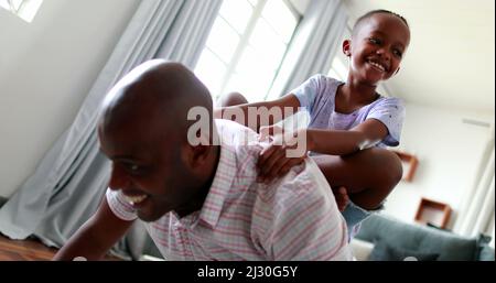 Felice il padre nero e il figlio che si legano, il ragazzino sul padre che torna a fare push-up Foto Stock