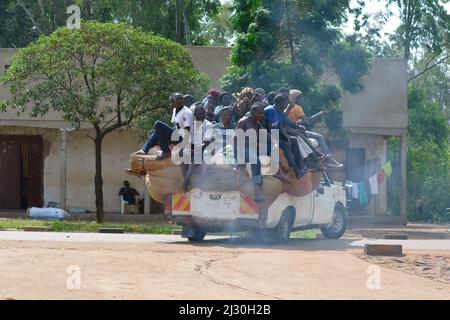 Uganda; Uganda centrale nel distretto di Nakasongola; sulla strada da Kampala a Masindi vicino a Nakitoma; pickup bush taxi a pieno carico; passeggeri seduti sul retro dei bagagli Foto Stock