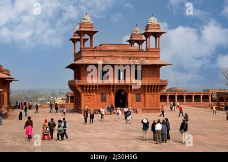 Fatehpur Sikri, Uttar Pradesh, India. Cortile di fronte al Diwan-i-Khas (Sala dell'udienza privata) dell'imperatore Jalal el-DIN Akbar. Foto Stock