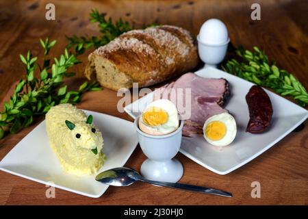 Piatti tradizionali per la colazione pasquale e l'agnello al burro in Polonia Foto Stock