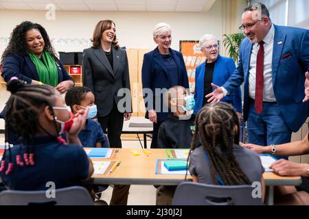Il Vice Presidente degli Stati Uniti Kamala Harris, Jennifer Granholm, segretario dell'energia degli Stati Uniti, Gina McCarthy, consigliere nazionale del clima della Casa Bianca e Miguel Cardona, segretario degli Stati Uniti dell'istruzione, incontrano gli studenti alla Thomas Elementary School di Washington, D.C., Stati Uniti, lunedì 4 aprile, 2022. Harris ha annunciato i piani dell'amministrazione Biden-Harris di aggiornare le scuole pubbliche con strutture pulite ed efficienti dal punto di vista energetico e trasporti la Casa Bianca ha detto. Foto di Sarah Silbiger/Pool/ABACAPRESS.COM Foto Stock