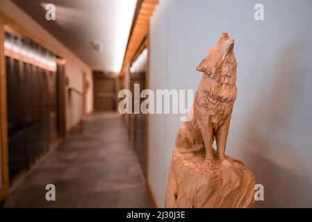 Lupo in legno decorato nella lussuosa lobby dell'hotel Foto Stock