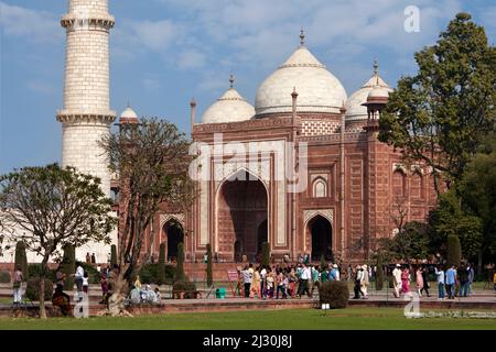 Agra, India. Taj Mahal. Il Jawab, una replica della moschea sul lato opposto del complesso. Foto Stock