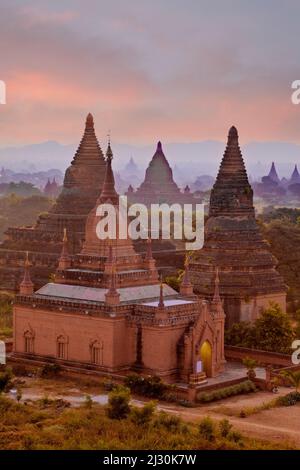 Myanmar, Birmania, Bagan. Templi alla luce del sole di mattina presto. Foto Stock