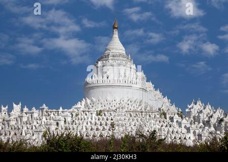 Myanmar, Birmania. Mingun, vicino a Mandalay. Hsinbyume Paya Stupa, completato nel 1816, in rappresentanza del Monte Meru. Foto Stock