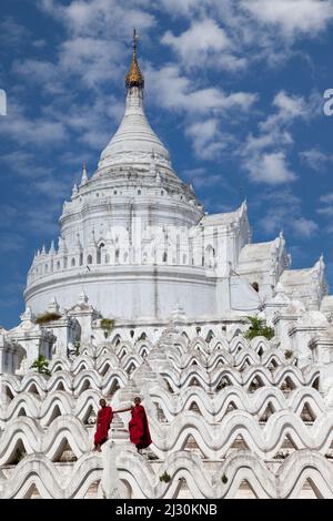 Myanmar, Birmania. Mingun, vicino a Mandalay. Due giovani monaci buddisti novizi in piedi su Hsinbyume Paya Stupa, completato il 1816. Foto Stock