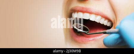 sorriso perfetto. il dentista esamina i denti del woman. bocca controllo igiene orale. spazio per la copia del banner Foto Stock