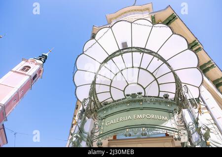 Lubiana; Galerija Emporium, architettura Art Nouveau, grandi magazzini, Presernov Trg Foto Stock