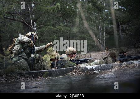 Lettonia. 7th Mar 2022. I paracadutisti dell'esercito degli Stati Uniti assegnati alla Brigata Airborne 173rd, partecipano alla formazione multinazionale durante lo sciopero Sabre 22 a Camp Adazi, Lettonia, 7 marzo 2022. Sabre Strike è progettato per migliorare l'interoperabilità con i nostri alleati della NATO e rafforzare le relazioni regionali che abbiamo sviluppato. Saber Strike consente agli alleati della NATO di connettersi personalmente, professionalmente, tecnicamente e tatticamente per creare effetti sinergici e una forza di combattimento multi-nazionale più competente. Credit: U.S. Army/ZUMA Press Wire Service/ZUMAPRESS.com/Alamy Live News Foto Stock