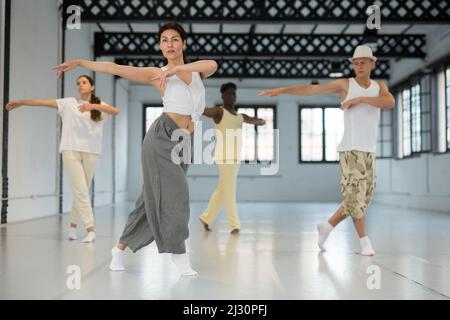 Formazione di ballerini in uno studio di danza Foto Stock