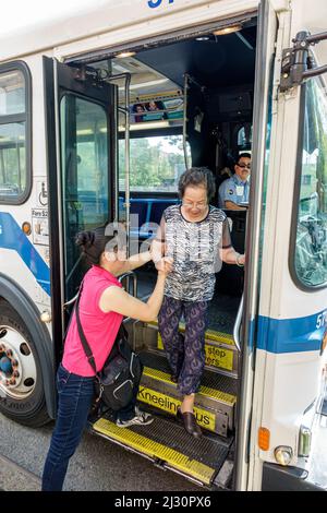 New York City, NY NYC, Lower Manhattan Chinatown, autobus di trasporto pubblico MTA, fermata, figlia asiatica adulti che aiuta la donna madre anziana di cittadini scendendo Foto Stock