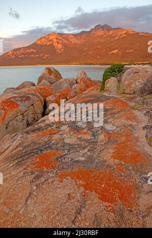 Fotheringate Bay e Strzelecki Peaks, Flinders Island Foto Stock