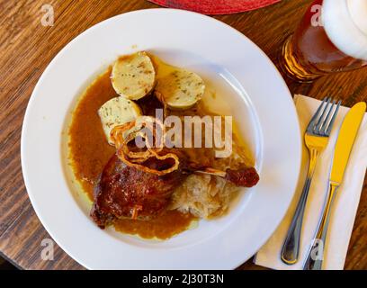 Coscia di anatra confit con crauti e gnocchi Foto Stock