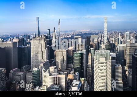 Vista aerea presa dal Summit One Vanderbilt di Midtown Manhattan a New York guardando verso Central Park e vari grattacieli Foto Stock