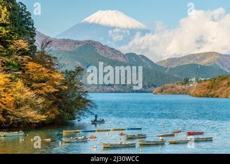 Barche da pesca sul lago Ashi (Ashinoko) con Mt.Fuji sullo sfondo, Hakone, Giappone Foto Stock