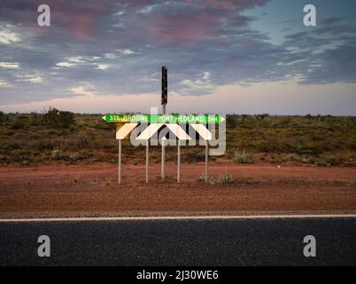 Segnale di distanza sulla Great Northern Highway nel Great Sandy Desert presso il bivio per 80 Mile Beach. Foto Stock