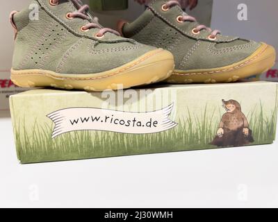 Karlsruhe, Germania - 12 marzo 2022: Primo piano delle scarpe da bambino in pelle verde con l'indirizzo web del logotipo Ricosta Foto Stock