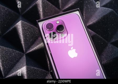 Parigi, Francia - 25 set 2021: Direttamente sopra la vista della nuova telecamera tripla sul nuovo iPhone 13 Pro Max Pink colore su sfondo tecnico eroe oggetto Foto Stock