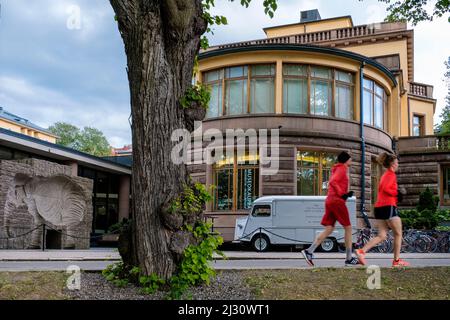 Jogger di fronte al Museo Aboa vetus e Ars nova, Turku, Finlandia Foto Stock