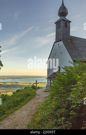 Schnappenkirche al sorgere del sole sullo sfondo si può vedere il Chiemsee. Alpi del Chiemgau, Chiemgau, Baviera superiore, Baviera, Germania Foto Stock