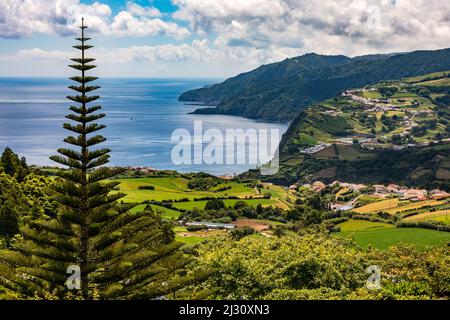 Vista della natura e del mare dal Miradouro do Por-do-Sol nel sud dell'isola di São Miguel, Azzorre, Portogallo, Europa Foto Stock