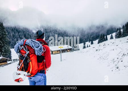 Arrampicatori che si avvicinano a scalate miste in inverno a Plankenstein, Prealpi bavaresi Foto Stock