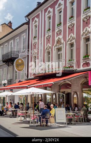 Scena stradale con Cafe Zauner a Bad Ischl, Bad Ischl, Salzkammergut, Austria superiore, Austria Foto Stock