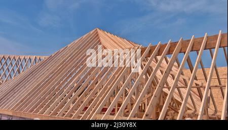 Travi in legno per tetti in costruzione in nuova casa Foto Stock