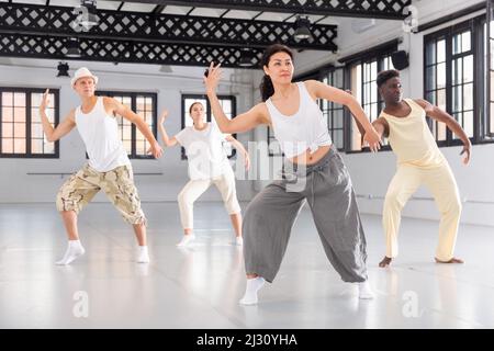 Formazione di ballerini in uno studio di danza Foto Stock