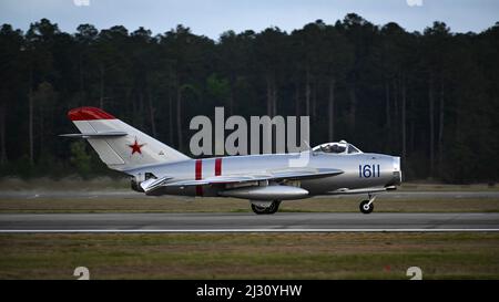 Randy Ball, un pilota di dimostrazione in aria per il MIG-17, atterra alla base dell'aeronautica militare di Shaw, Carolina del Sud, 31 marzo 2022. Randy Ball sbarcò alla 20th Fighter Wing in preparazione alla Shaw Air & Space Expo dal 2 al 3 aprile. (STATI UNITI Air Force foto di Senior Airman Madeline Herzog) Foto Stock