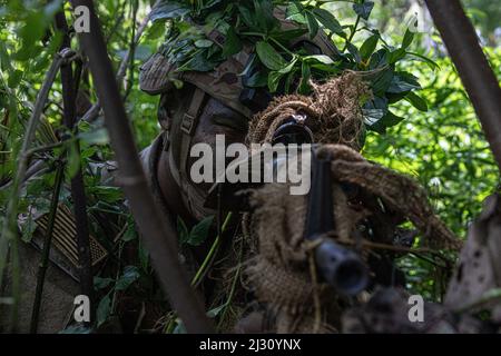 Soldati della Troop Charlie, 2nd Squadron, 14th Reggimento Cavalleria, 2nd squadra di combattimento di Brigata di fanteria, 25th Divisione di fanteria, insegnano tecniche di mimetizzazione a Cicalengka, Indonesia, 13 marzo 2022. I soldati dell'esercito degli Stati Uniti hanno condotto come facciamo le tecniche di camouflage e di inseguimento. (STATI UNITI Esercito foto di SPC. Daniel propriamente, 25th divisione fanteria) Foto Stock