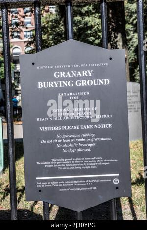 BOSTON, USA - SEP 12, 2017: File di pietre di testa sotto un albero al suolo di sepoltura di Granary. Divenne un cimitero nel 1660, il terzo più antico della città di Bos Foto Stock