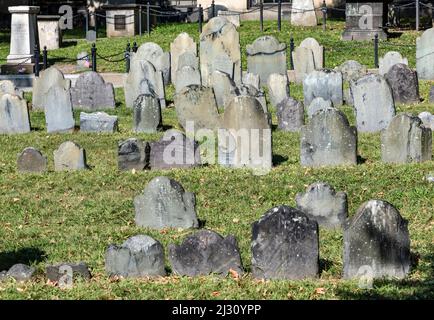 BOSTON, USA - SEP 12, 2017: File di pietre di testa sotto un albero al suolo di sepoltura di Granary. Divenne un cimitero nel 1660, il terzo più antico della città di Bos Foto Stock