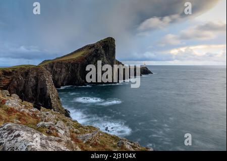 Neist Point, scogliere e faro, promontorio, Isola di Skye, Scozia Regno Unito Foto Stock