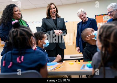 Il Vice Presidente degli Stati Uniti Kamala Harris, il Segretario dell'energia americano Jennifer Granholm, e il Consulente Nazionale per il clima della Casa Bianca Gina McCarthy, incontreranno gli studenti della Scuola elementare Thomas a Washington, DC, Stati Uniti, lunedì 4 aprile, 2022. Harris ha annunciato i piani dell'amministrazione Biden-Harris di aggiornare le scuole pubbliche con strutture pulite ed efficienti dal punto di vista energetico e trasporti la Casa Bianca ha detto. Credit: Sarah Silbiger/Pool via CNP /MediaPunch Foto Stock