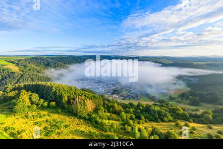 Veduta aerea del Maerfelder Maar con nebbia mattutina, Eifel, Renania-Palatinato, Germania Foto Stock