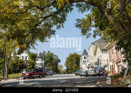 CASTINE, USA - SEP 17, 2017: Belle case in stile vittoriano a Castine, USA. Nel 1630s i francesi costruirono qui un forte. Nel 1779 la Roya britannica Foto Stock