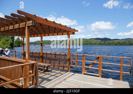 Molo sul lago di Sainte Adolphe de Howard, Quebec, Canada Foto Stock