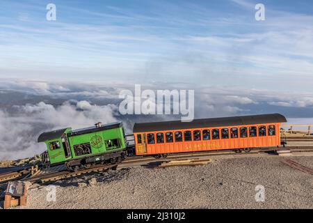 MT WASHINGTON, NH, USA - 19 SETTEMBRE 2017: Ferrovia del Monte Washington Cog in cima al Monte Washington in White Mountain in autunno, New Hampshire, USA. Foto Stock