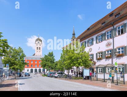 Erding, Landshuter Strasse con il municipio e la torre della città Foto Stock