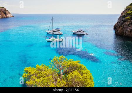 Cala Mitjana, vista sopraelevata, Minorca, Isole Baleari, Spagna Foto Stock