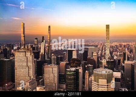 Vista aerea presa dal Summit One Vanderbilt di Midtown Manhattan a New York guardando verso Central Park e vari grattacieli Foto Stock