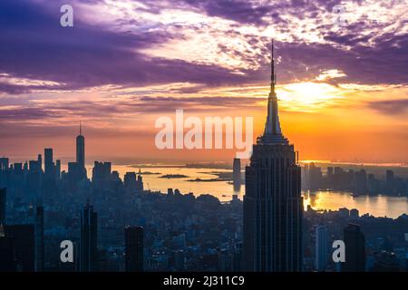 Vista aerea presa dal Summit One Vanderbilt dell'Empire state Building e da altri grattacieli e dal fiume Hudson al tramonto Foto Stock