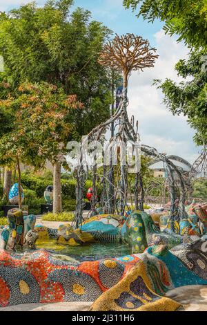 Fontana in stile Gaudi a Merlion Walk sull'Isola di Sentosa, Singapore Foto Stock