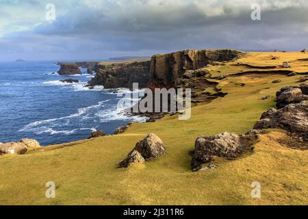 Scogliere costiere di Eshaness, Mainland Island, Shetland, Scozia Regno Unito Foto Stock