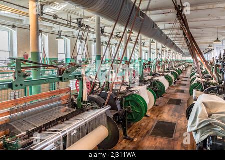 LOWELL, USA - SEP 26, 2017: Visita del museo dell'industria dei mulini di cotone Boott a Lowell, USA. Il locale macchine è identico alle condizioni di lavoro in Foto Stock